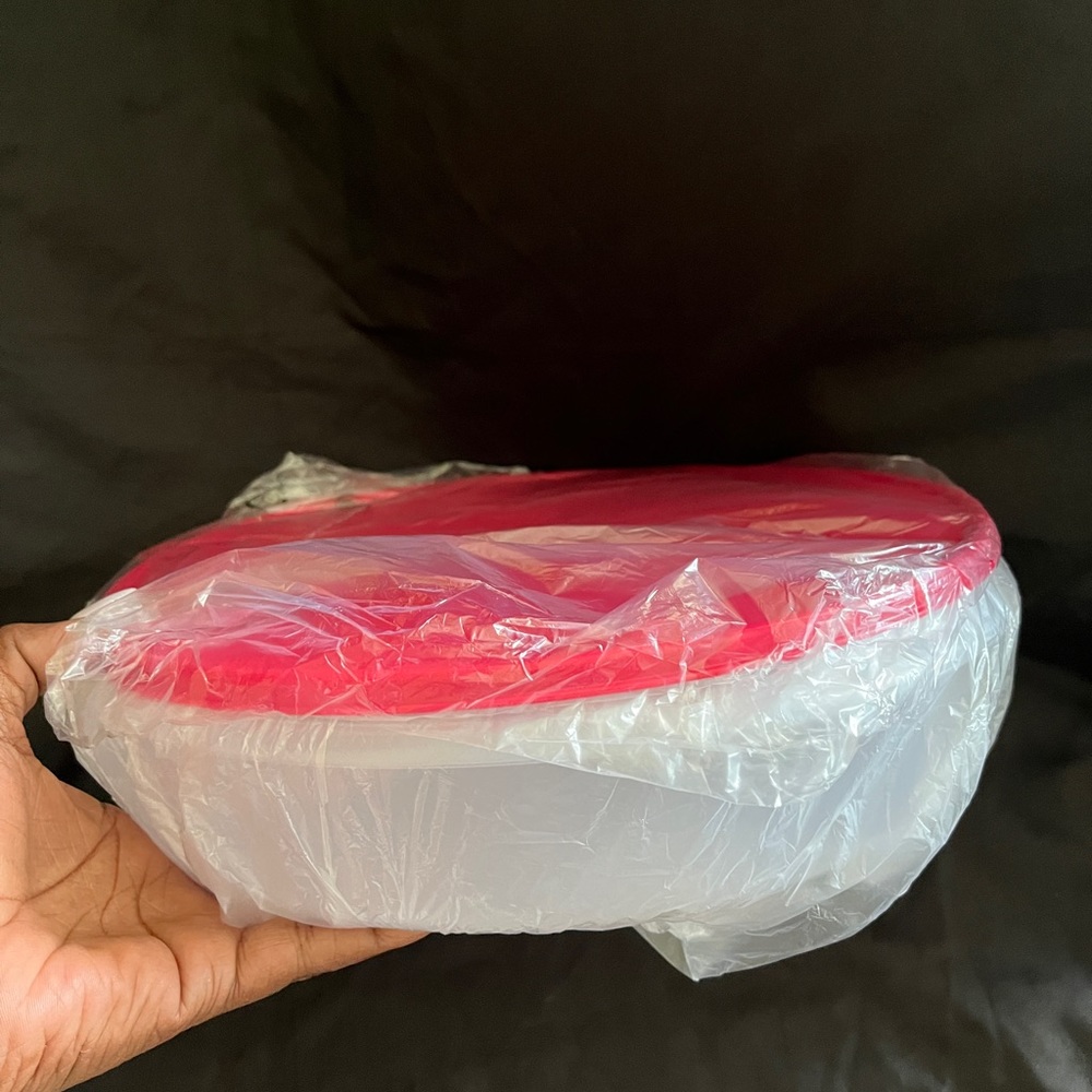 Tupperware round container - Picture 2 of 3